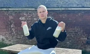 Haaland khơi mào tranh luận về việc uống sữa thô