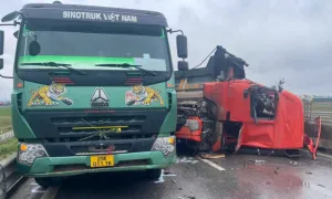 Xe tải tông nhau, cao tốc Nghi Sơn - Diễn Châu ùn tắc