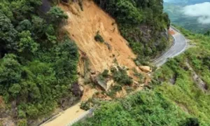 Sẽ nổ mìn phá khối đá hàng trăm tấn chắn đèo Khánh Lê