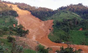 Vì sao đất lở như thác nước giữa trời tạnh ráo?