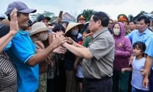 Thủ tướng thăm người dân rốn lũ Đăk Lăk